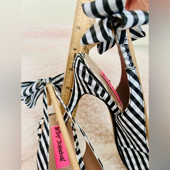 Betsey Johnson Gingham Black and White Heels with Slingback & Decorative Bow 7.5 - Picture 5 of 12
